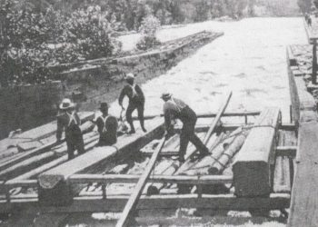 The last raft owned by JR Booth going through the Calumet Chute in 1910.